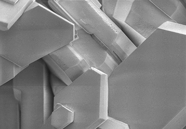 アサイゲルマニウムの結晶表面を電子顕微鏡で撮影